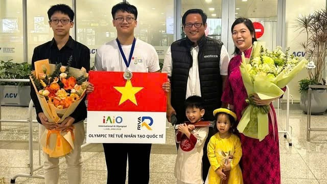 Nam học sinh Việt Nam giành Huy chương Bạc Olympic Trí tuệ nhân tạo quốc tế